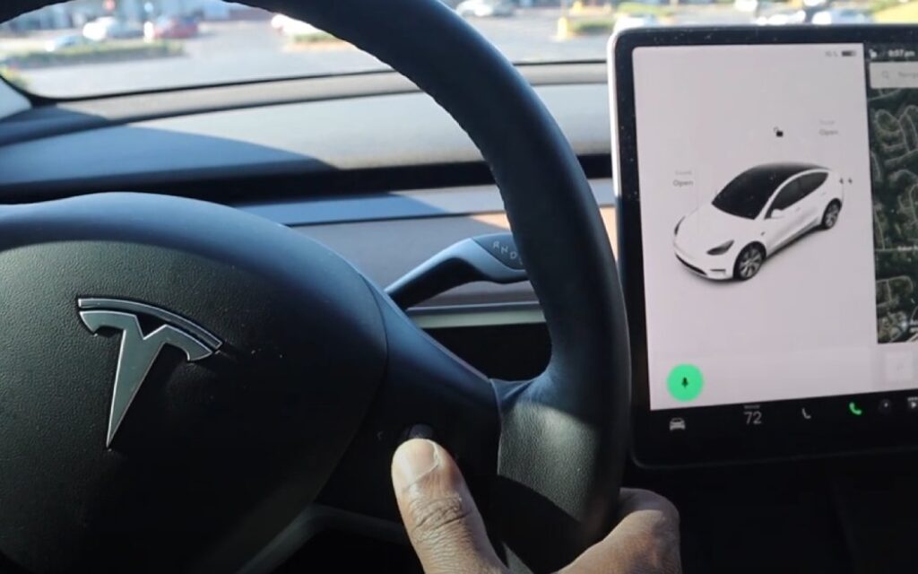 Showing Activated voice command in Tesla